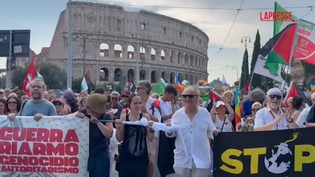 Corteo contro il riarmo, a Roma migliaia in piazza con associazioni e collettivi