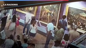 Firenze, turista danneggia un quadro per farso un selfie