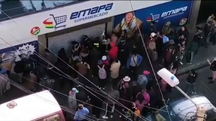 Fila por aceite en Emapa desata violencia y gasificación en La Paz