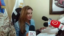 Carolina Mejía, firma el libro de visita al Campamento Militar de los Héroes de la Restauración