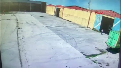 Sokak köpeği saldırdı, iş arkadaşı saniyelerle kurtardı