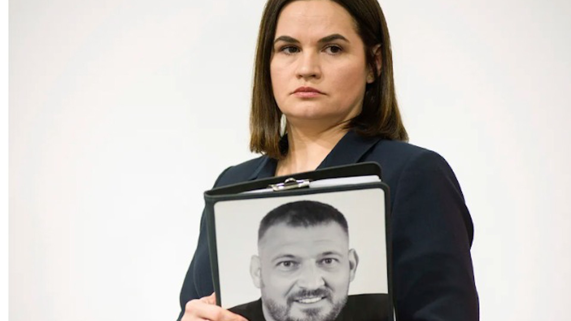 Serguei Tijanovski, figura destacada de la oposici�n en Bielorrusia, ha sido puesto en libertad tras pasar cinco a�os encarcelado bajo el r�gimen de Alexander Lukashenko. Visiblemente deteriorado, Tijanovski finalmente pudo reencontrarse con su esposa, Svetlana Tijanovskaya, al ser liberado junto a otras 13 personas. Durante su reclusi�n, estuvo totalmente incomunicado, y durante m�s de dos a�os no se tuvo ninguna noticia sobre su situaci�n. En Bielorrusia a�n permanecen detenidos m�s de mil presos pol�ticos.