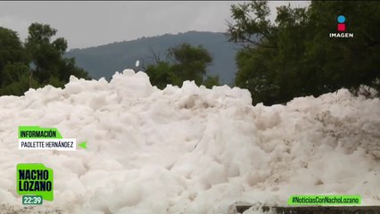 Espuma tóxica generada por aguas negras cubrió una carretera en Hidalgo