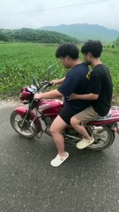 College students returned to the village to experience life, but they didn't expect such a thing to happen