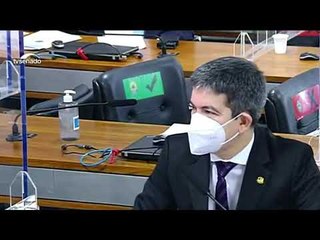 Homem que dizia vender suprimentos médicos começa audiência com nariz de fora da máscara