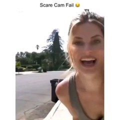 essa mulher foi jogada em um caminhão de lixo