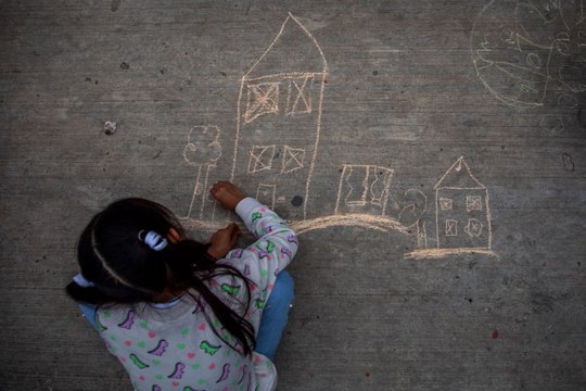 Niñas y niños migrantes festejan el Día Internacional del Juego, lejos de casa