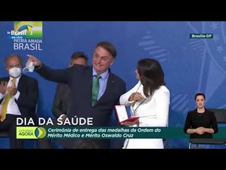 Bolsonaro entrega 3ª medalha a Michelle