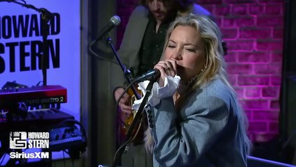 Kate Hudson Covers Stone Temple Pilots' ‘Vasoline’ Live