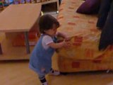 Ma nièce apprend à marcher