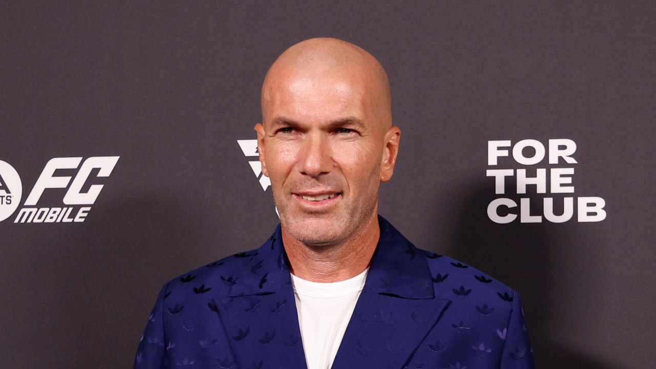 GALA VIDEO - Zinedine Zidane, son père Smaïl fête ses 90 ans : le clan réuni autour de lui pour une fête inoubliable