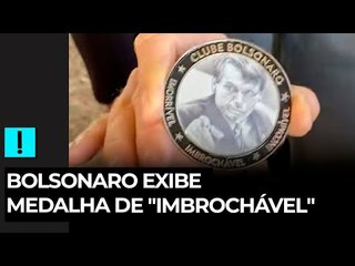 Bolsonaro exibe medalha de "imbrochável" a apoiadores
