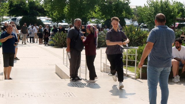 Velilerin alkışlı desteğiyle son saniyede salona giriş yaptı