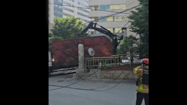 서울 구로동에서 전신주 쓰러져...인근 아파트 70여 세대 정전 / YTN