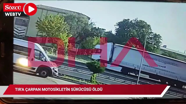 TIR'a çarpan motosikletin sürücüsü öldü; kaza kamerada