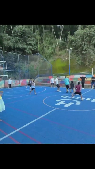 Lamine Yamal jugando al fútbol en una Favela de Brasil