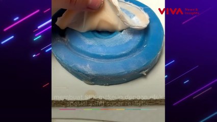 SEREM! Wanita Ini Ciptakan Mata dan Mulut di Telapak Tangan