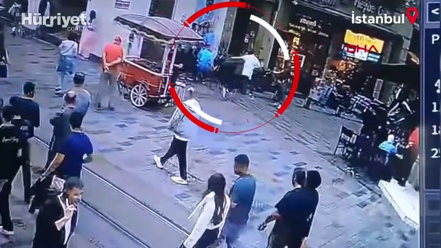 Taksim’de 68 suçtan aranan şüphelinin kovalamaca sonucu yakalandığı anlar kamerada