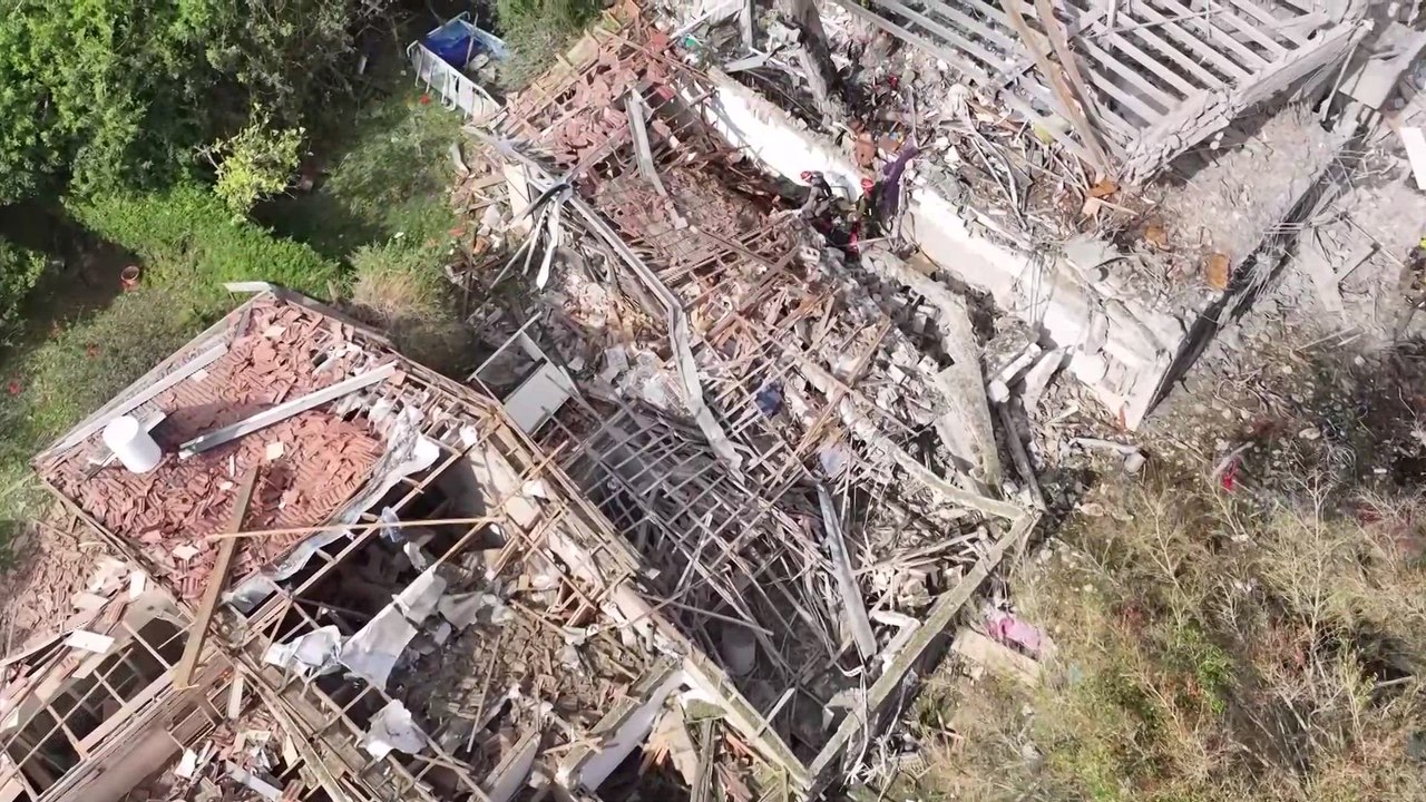 Un dron muestra los destrozos causados por un misil iraní en Tel Aviv