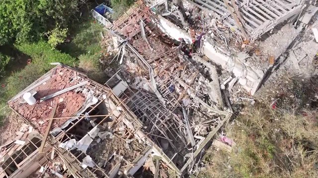 Un dron muestra los destrozos causados por un misil iraní en Tel Aviv