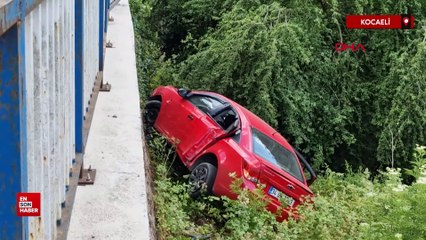 Kocaeli'de otomobil, bariyerlere çarpıp ağaçlık alana düştü