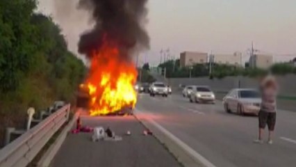 고속도로 달리던 승용차에서 불...운전자 대피 / YTN