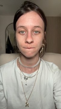 Des taches de rousseurs pour moins de 5€ perso j'ai prit le produit en teinte « FAWN ». Ca me dure toute la journée c'est vraiment un produit de ouf