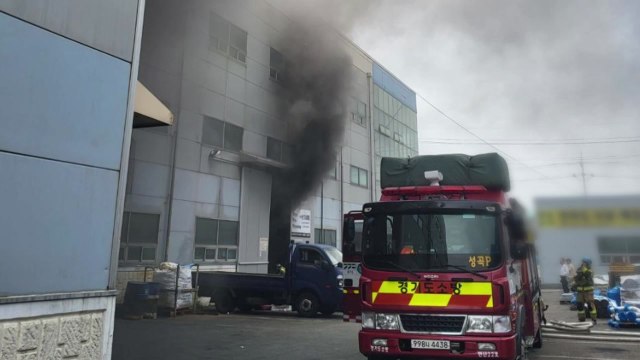 경기 안산 산업용 제어장비 공장에서 화재...인명 피해 없어 / YTN
