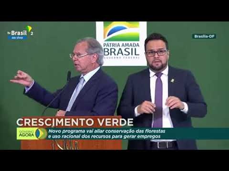 "Quando eu estou morrendo afogado, ele aparece", diz Guedes, sobre Bolsonaro #short