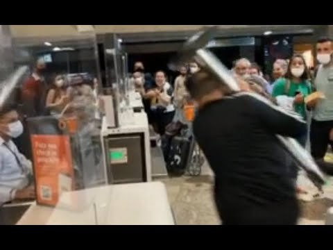 Casal de passageiros quebra guichê em Guarulhos após atraso de voo