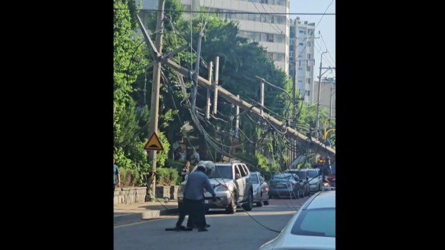 서울 구로동에서 전신주 쓰러져...한때 370여 세대 정전 / YTN