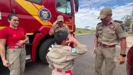 Aniversariante é surpreendido por bombeiros e vive sonho inesquecível