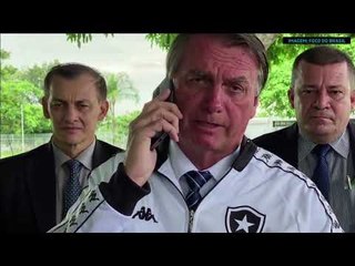 Bolsonaro liga para ministro na frente de apoiadores e pede mudança em concurso da PF