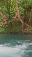 El salto acrobático de Koundé en sus vacaciones