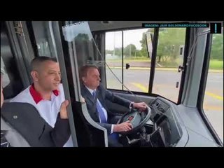Bolsonaro chega ao Planalto dirigindo ônibus elétrico e diz que "Brasil é um exemplo"