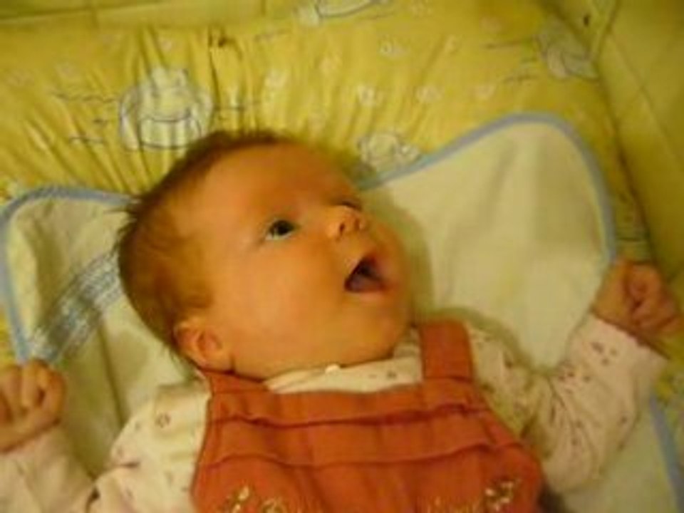 Jeanne sur la table à langer