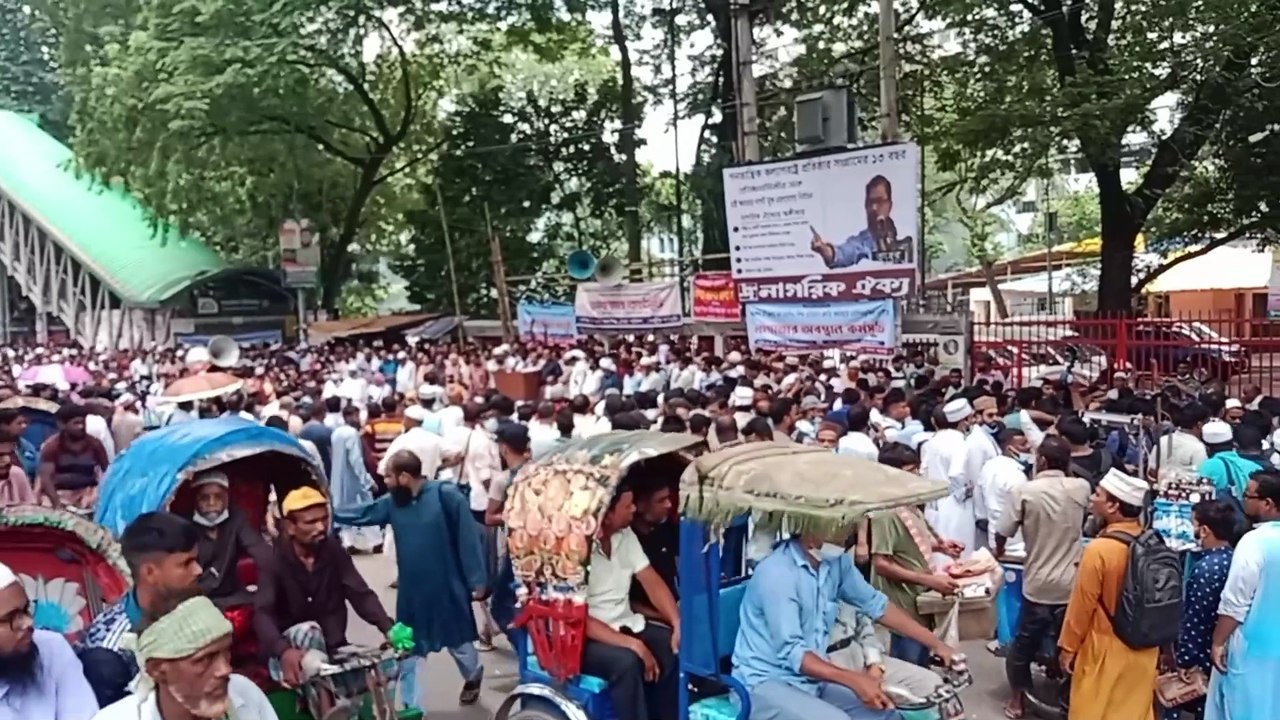 ১৮তম শিক্ষক নিবন্ধন পরীক্ষায় ভাইভায় ফেল করা শিক্ষকদের অবস্থান কর্মসুচি নিয়ে পুলিশ মুখোমুখি