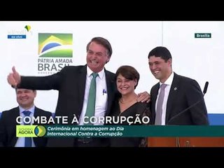 Bolsonaro pede para mãe de ministro tirar a máscara e faz piada sexista
