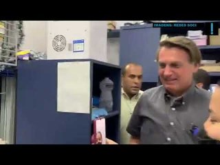 Bolsonaro insiste para que funcionária de lotérica tire a máscara; assista #shorts