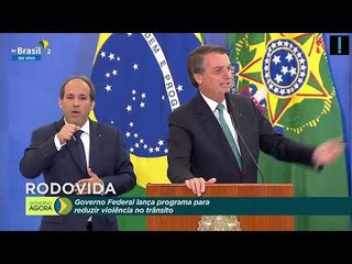 Bolsonaro acena a policiais e fala em reestruturação de carreira