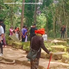 ชายกัมพูชาทำพิธีลึกลับในปราสาทตาควาย 🤔