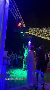 Ευρυδίκη Παπαδοπούλου: Το καυτό τσιφτετέλι μετά τον γάμο, η λαμπερή δεξίωση και το μίνι φόρεμα!