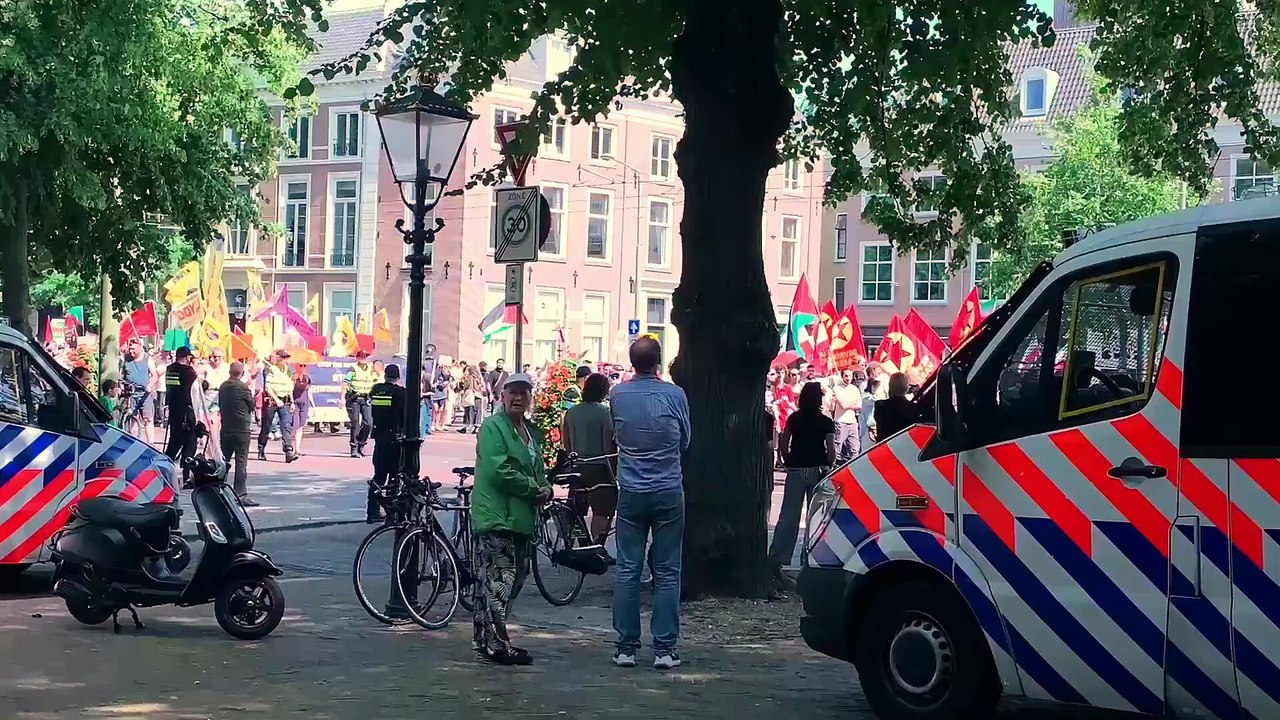 Protest w Hadze przeciw zwiększeniu budżetu obronnego NATO na kilka dni przed szczytem