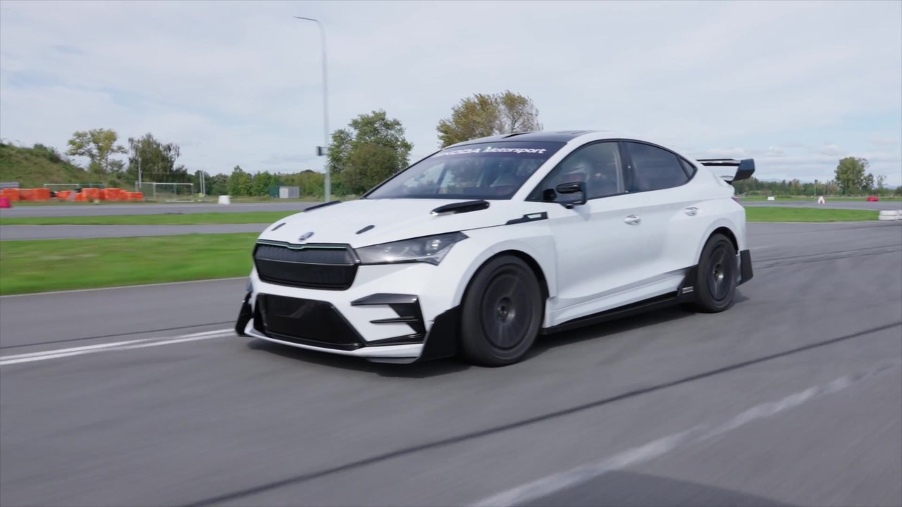Skoda Enyaq RS Race Driving Video