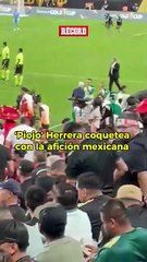 ¡PURAS RISAS! Se acaba el primer tiempo; Herrera pasa por donde hay aficionados mexicana y se ríe con ellos.