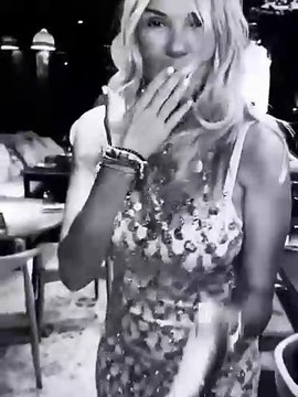 Χριστίνα Παππά: Με μίνι φόρεμα στο πάρτι γενεθλίων στη Μύκονο & ο χορός με τη νύφη της, Άννα Μπεζάν