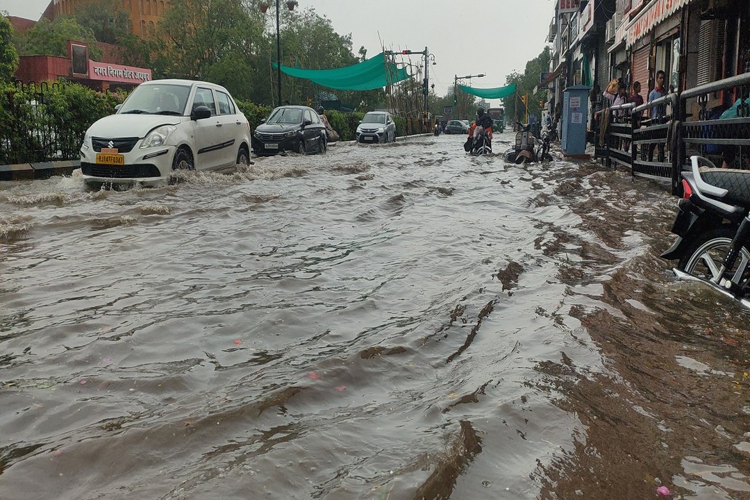 Monsoon : जयपुर की सड़कों में बहा सिस्टम! 15 करोड़ खर्च के बाद भी शहर पानी-पानी, देखें हकीकत बयां करता वीडियो