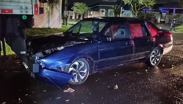 Condutor abandona passageiro após bater contra caminhão estacionado no Floresta