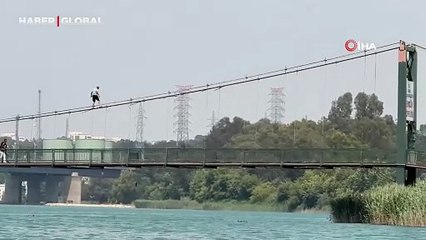 Gençlerden tehlikeli hareketler: Köprü halatlarından atladılar