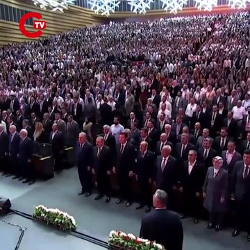 Memur-Sen 30. Yıl Vefa Buluşması programına katılan Cumhurbaşkanı Erdoğan, saygı duruşu ve İstiklal Marşı’nın ardından gelen bir telefon üzerine salondan ayrıldı.